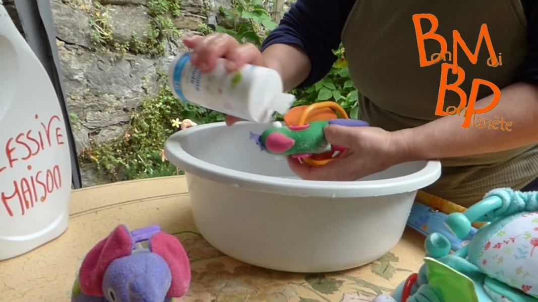 La désinfection et le nettoyage écologique des jouets. Avec Claire